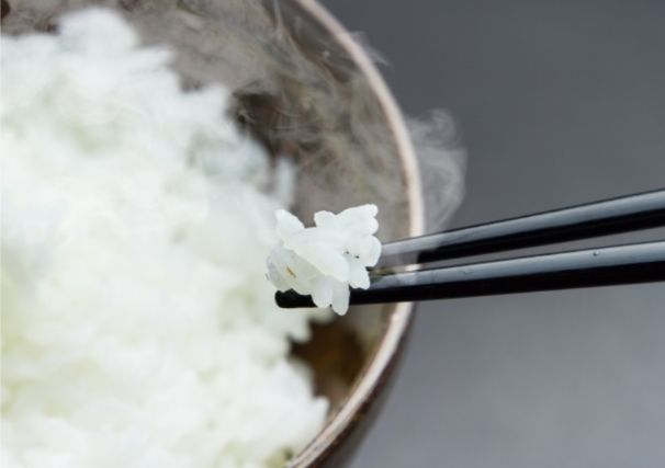 お箸と茶碗に盛られた白米